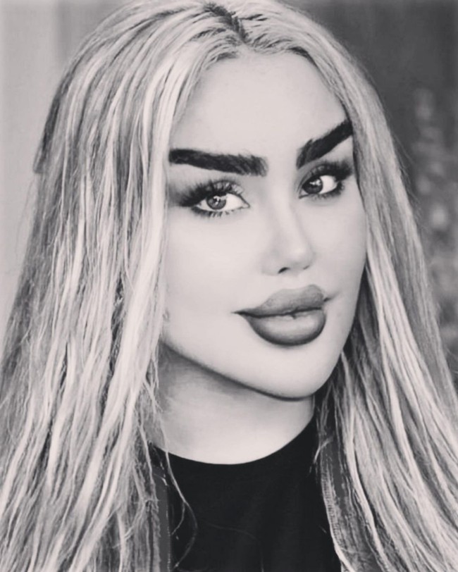 “Barbie Iblis,” kritik salah satu netizen. “Zombie,” komentar netizen lain. Foto: Instagram/@dalia_naim1