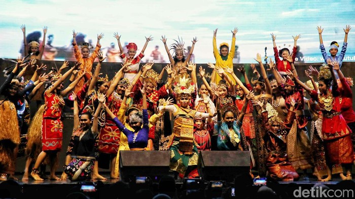 Sejumlah anak dari Belantara Budata Indonesia menampilkan Drama Musikal Mimpi Kirana di kawasan Balai Sarbini, Semanggi, Jakarta Selatan, Sabtu (1/4/2023). Drama musikal bertajuk Mimpi Kirana ini didedikasikan kepada Persatuan Orang Tua Dengan Anak Downsyndrome.