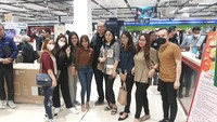 Di sela-sela blusukan, CT dan sang istri diajak foto bersama oleh pengunjung Transmart Midnight Sale di gerai Cempaka Putih.Foto: Ignacio Geordi Oswaldo/detikcom