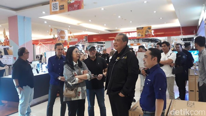 Founder & CEO CT Corp Chairul Tanjung blusukan cek Transmart Midnight Sale Founder & CEO CT Corp Chairul Tanjung blusukan cek Transmart Midnight Sale di Transamart Cempaka Putih