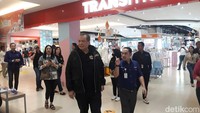CT didampingi sang istri, dan rombingan keliling mengecek Transmart Midnight Sale di Transmart Cempaka Putih. Foto: Ignacio Geordi Oswaldo/detikcom