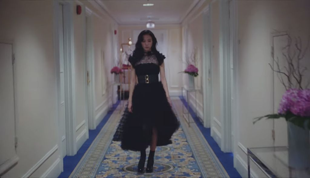 Gaya Anggun Jisoo BLACKPINK di MV FLOWER, Pakai Outfit Seharga Rp 1,1 M Gaya Anggun Jisoo BLACKPINK di MV FLOWER, Pakai Outfit Seharga Rp 1,1 M