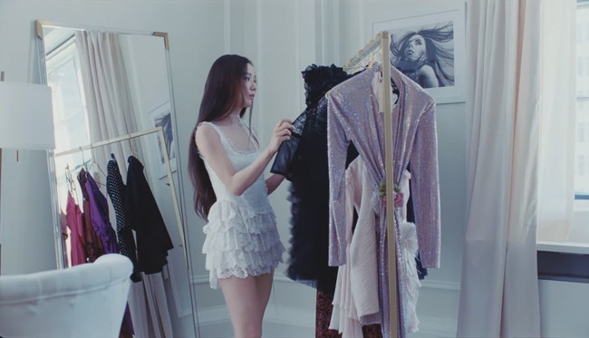 Jisoo BLACKPINK bak seorang balerina di awal video klip FLOWER. Dia memakai gaun putih New Arrivals seharga Rp 10,6 jutaan. Global ambassador DIOR itu memadukannya dengan koleksi heels JAdior slingback pump seharga Rp 17,2 jutaan. Foto: dok. YouTube BLACKPINK