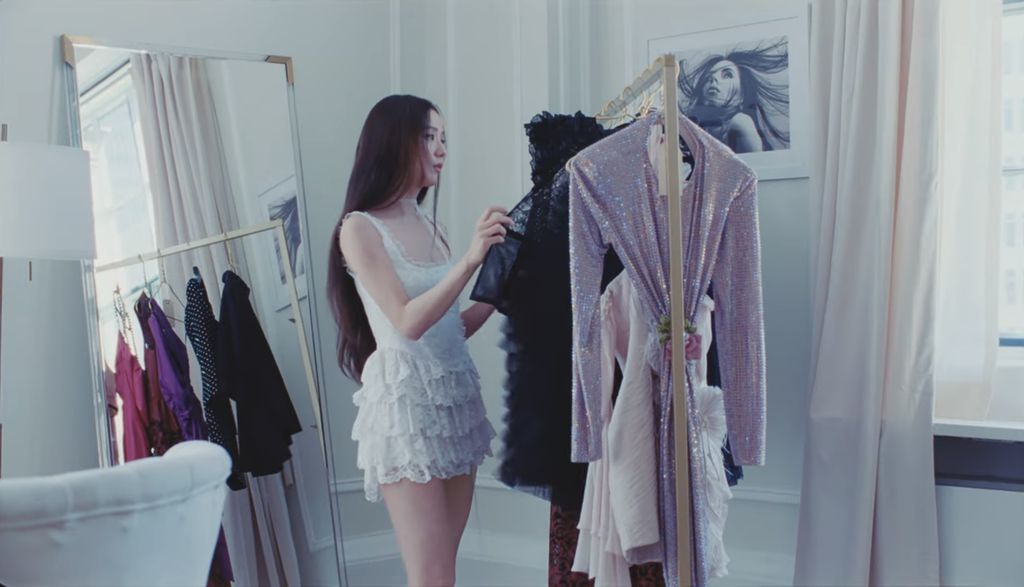 Gaya Anggun Jisoo BLACKPINK di MV FLOWER, Pakai Outfit Seharga Rp 1,1 M Gaya Anggun Jisoo BLACKPINK di MV FLOWER, Pakai Outfit Seharga Rp 1,1 M