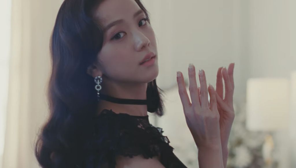 Gaya Anggun Jisoo BLACKPINK di MV FLOWER, Pakai Outfit Seharga Rp 1,1 M Gaya Anggun Jisoo BLACKPINK di MV FLOWER, Pakai Outfit Seharga Rp 1,1 M