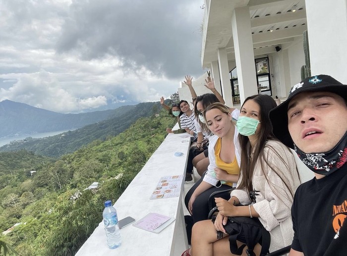 Gaya Keren Stefan William saat Makan Bareng Anak dan Sahabat Gaya Keren Stefan William saat Makan Bareng Anak dan Sahabat