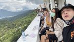 Gaya Keren Stefan William saat Makan Bareng Anak dan Sahabat