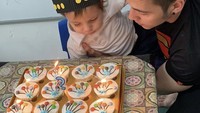Mantan suami Celine Evangelista itu juga suka menikmati aneka kue bersama anak-anaknya. Kali ini tampak anaknya sedang berulang tahun ke 2.  Foto: Instagram @stefannwilliam