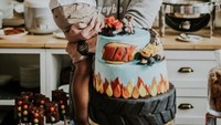 Sepertinya artis kelahiran 1993 itu sering menikmati kue ulang tahun. Seperti ketika ia berada di toko kue ini. Ada kue ulang tahun besar yang lucu.  Foto: Instagram @stefannwilliam
