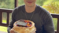 Gaya Keren Stefan William saat Makan Bareng Anak dan Sahabat