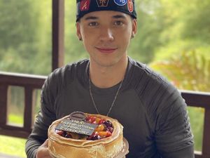 Gaya Keren Stefan William saat Makan Bareng Anak dan Sahabat