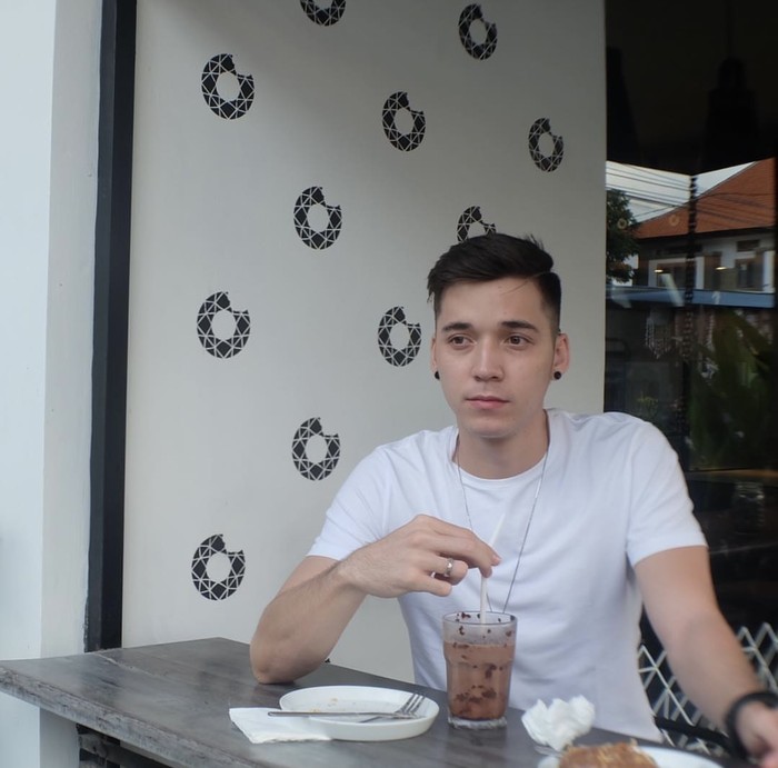 Gaya Keren Stefan William saat Makan Bareng Anak dan Sahabat