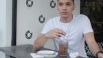 Gaya Keren Stefan William saat Makan Bareng Anak dan Sahabat