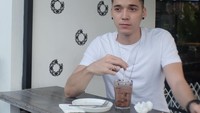 Dengan gaya kerennya, Stefan William kali sedang menikmati secangkor es cokelat di sebuah kafe. Foto: Instagram @stefannwilliam