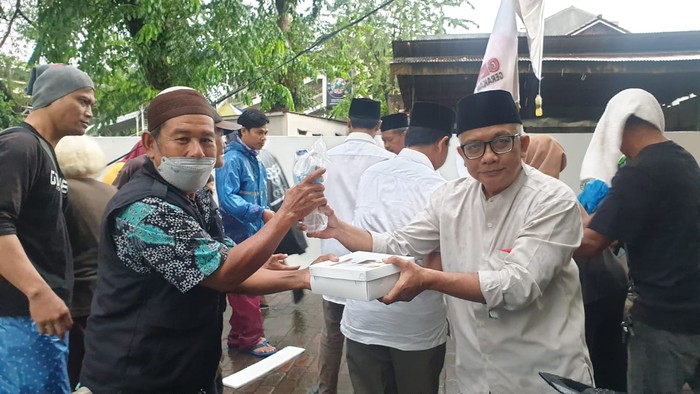 Gerakan Muslim Indonesia Raya (GEMIRA) membagikan takjil dan nasi box ke masyarakat di sekitar kantor PP GEMIRA, Tebet, Jakarta Selatan