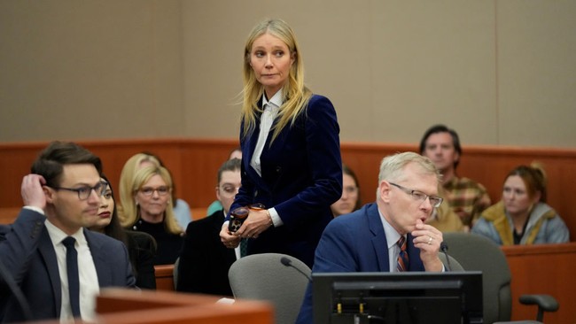 Selama sidang berlangsung, Gwyneth Paltrow selalu tampil stylish. Pada hari terakhir sidangnya, bintang film Iron Man itu mengenakan blazer navy dari desainer Bella Freud yang harganya US$ 1.000 atau sekitar Rp 15 juta. Foto: Getty Images/Pool