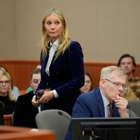 Selama sidang berlangsung, Gwyneth Paltrow selalu tampil stylish. Pada hari terakhir sidangnya, bintang film Iron Man itu mengenakan blazer navy dari desainer Bella Freud yang harganya US$ 1.000 atau sekitar Rp 15 juta. Foto: Getty Images/Pool