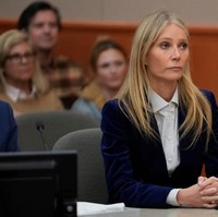 Dalam sidang tersebut Gwyneth dituntut oleh pria bernama Terry Sanderson. Mantan istri Chris Martin itu dituding menyebabkan Terry cedera serius pada saat keduanya berada di Deer Valley Resort, Utah untuk bermain ski pada Februari 2016 lalu. Gwyneth disebut menabrak Terry dari belakang. Foto: Getty Images/Pool