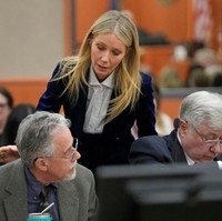 Setelah hakim membacakan putusannya, Gwyneth Paltrow tampak tersenyum. Seperti dikutip dari AP, mantan istri Chris Martin itu kemudian menghampiri Terry dan menyentuh bahu pria tersebut. Foto: Getty Images/Pool