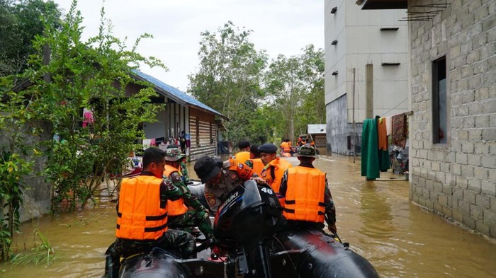 Hujan berintensitas tinggi pada Rabu (29/3) telah memicu luapan Sungai Kapuas, Kalteng. Sebanyak 13.192 jiwa terdampak banjir tersebut. (dok BNPB)