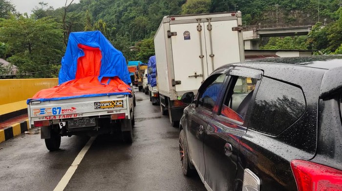 Jalan Poros Maros-Bone di Camba kembali macet sore ini.