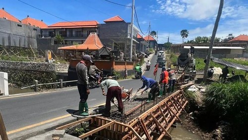 Jembatan jalan pintas penghubung Desa Canggu dan Tibubeneng atau Shortcut Canggu diperlebar. Saat ini, pengerjaan masuk tahap pengecoran.