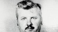 Gacy menjadi narapidana hukuman mati terkait kasus sodomi dan pembunuhan terhadap 33 remaja dan pemuda sepanjang 1972 hingga 1978. Ia dijuluki The Killer Clown (Badut Pembunuh) karena memang bekerja sebagai penghibur anak-anak dengan kostum badut Pogo (Pogo the Clown). (Bettmann Archive/Bettmann)