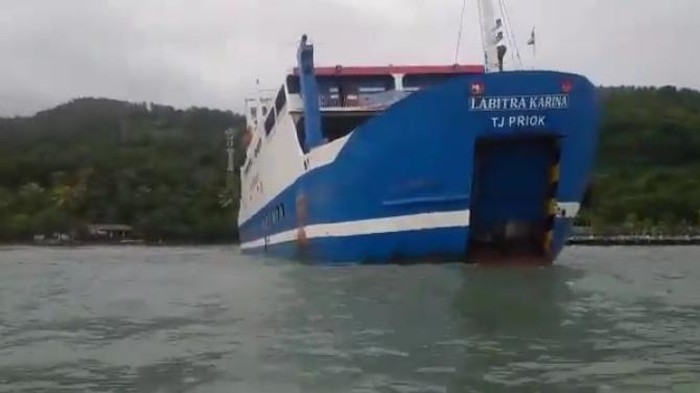 Kapal karam karena ditabrak di Laut Merak