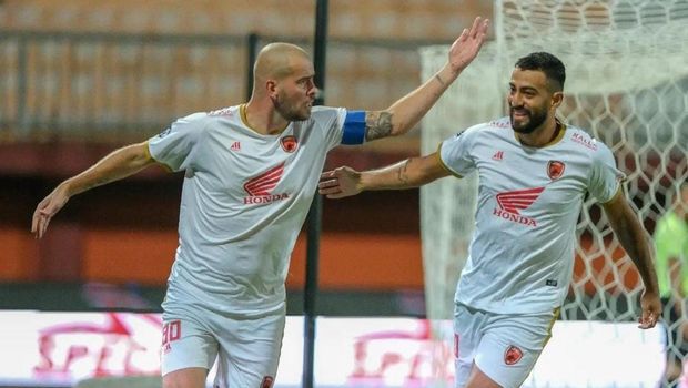 Kapten PSM Makassar Wiljan Pluim merayakan golnya bersama Everton Nascimento.