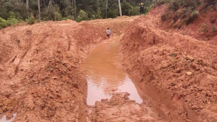 Keadaan jalan yang berlumpur di Kecamatan Seko, Luwu Utara.