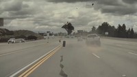 Bak Film Aksi, Mobil ini Terbang Akibat Tabrak Ban Mobil yang Lepas