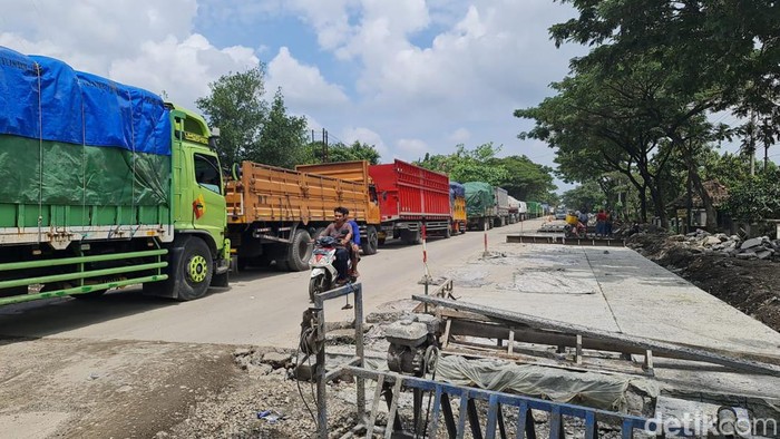 Kondisi kemacetan di jalur Pantura Pati-Rembang, Sabtu (1/4/2023).