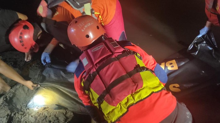 Korban ditemukan tewas usai terseret arus sungai. (Foto: Istimewa)
