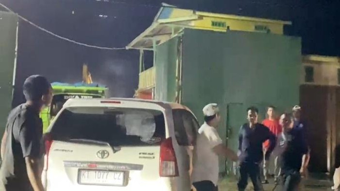 Warga di Kukar, Kaltim diadang sejumlah preman dan hampir ditikam saat hendak hentikan loading batu bara ilegal.