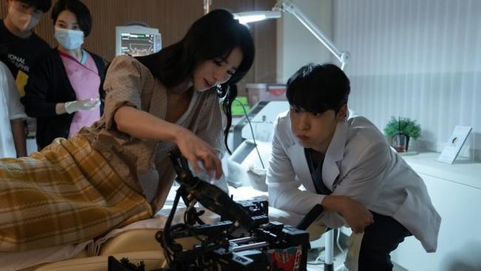 Lee Do Hyun dan Lim Ji Yeon terlibat cinta lokasi.