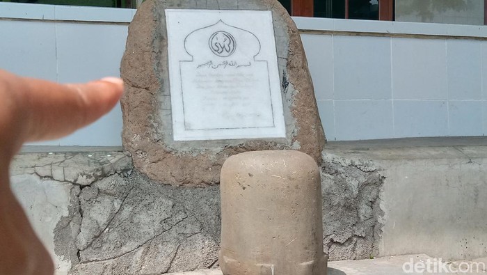 Batu lingga jadi prasasti renovasi masjid Al Huda di Desa Jimus, Kecamatan Polanharjo, Klaten.