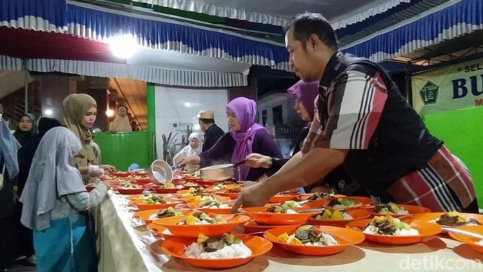 Masjid An-Nuur Kota Batu sediakan ratusan porsi menu buka puasa secara gratis