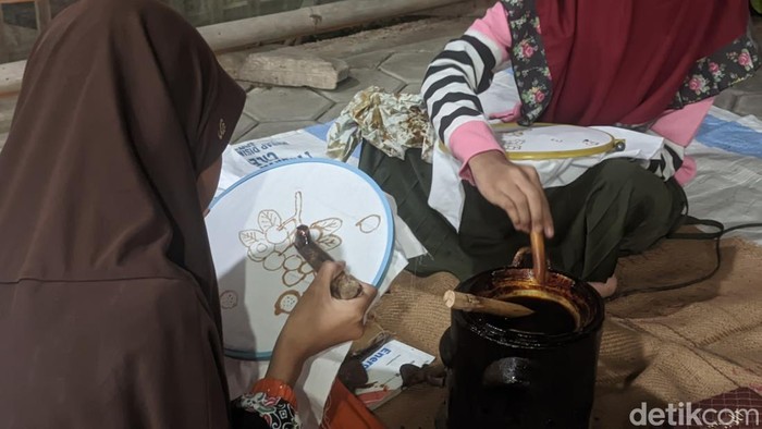 Anak-anak membatik menunggu buka puasa di Desa Mlatiharjo, Kecamatan Gajah, Demak.