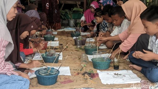 Anak-anak membatik menunggu buka puasa di Desa Mlatiharjo, Kecamatan Gajah, Demak.