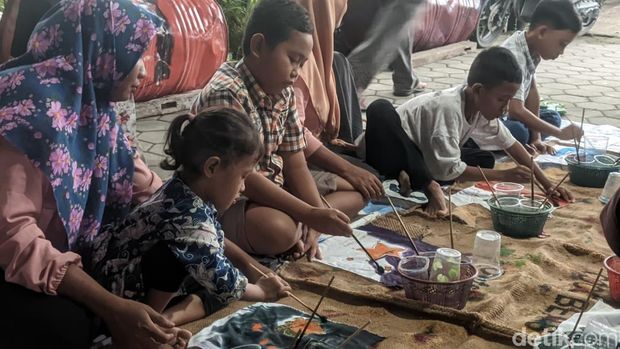 Anak-anak membatik menunggu buka puasa di Desa Mlatiharjo, Kecamatan Gajah, Demak.