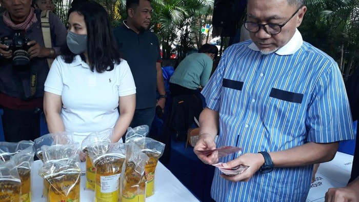 Mendag Zulhas borong Minyakita-bahan kue dibagikan ke warga