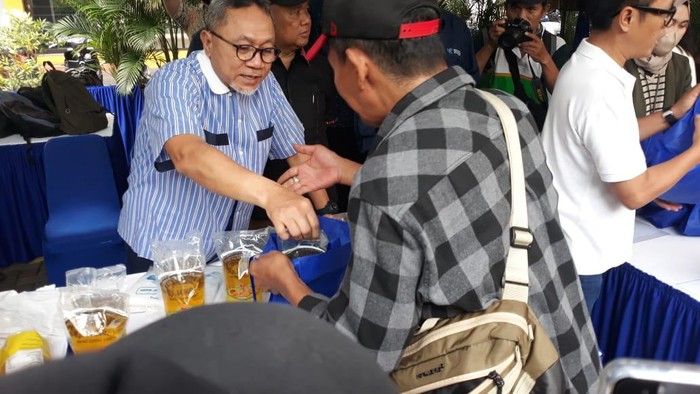 Mendag Zulhas borong Minyakita-bahan kue dibagikan ke warga