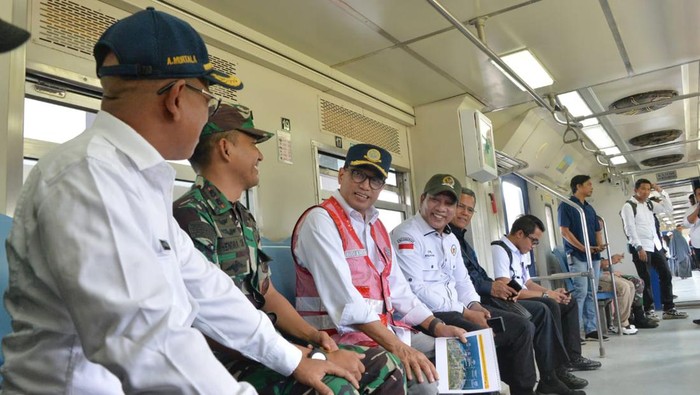 Menhub Budi Karya Sumadi mengecek perkembangan pembangunan jalur kereta api Lhokseumawe-Bireuen. Jalur ini bagian dari pembangunan Kereta Api Trans Sumatera. (dok Kemenhub)