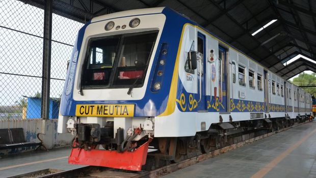 Menhub Budi Karya Sumadi mengecek perkembangan pembangunan jalur kereta api Lhokseumawe-Bireuen. Jalur ini bagian dari pembangunan Kereta Api Trans Sumatera. (dok Kemenhub)