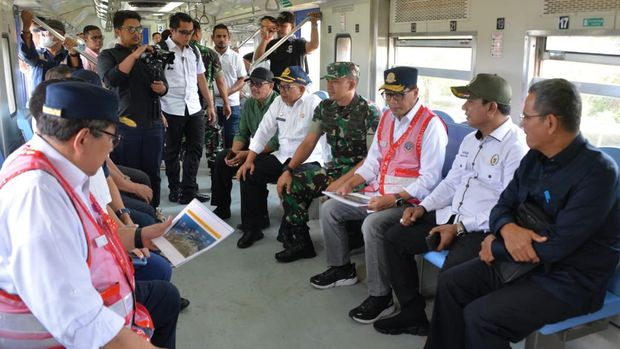 Menhub Budi Karya Sumadi mengecek perkembangan pembangunan jalur kereta api Lhokseumawe-Bireuen. Jalur ini bagian dari pembangunan Kereta Api Trans Sumatera. (dok Kemenhub)