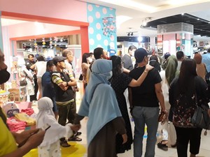 Midnight Sale! Transmart Cempaka Putih Langsung Diserbu Pengunjung