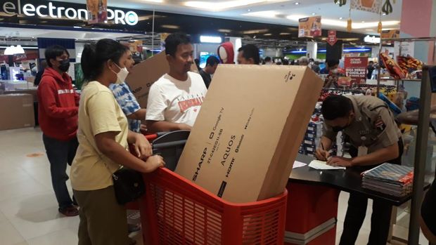 Midnight Sale, Transmart Cempaka Putih diserbu pengunjung