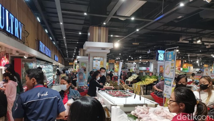 Midnight Sale, Transmart Central Park diserbu pengunjung