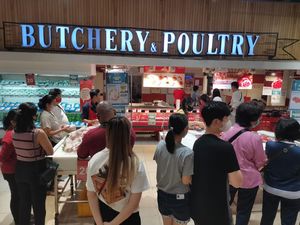 Midnight Sale! Pengunjung Serbu Daging Sapi-Ayam di Transmart Central Park