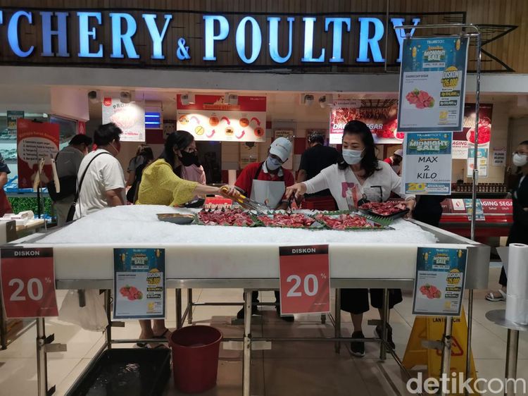 Momen Ramainya Midnight Sale di Transmart Central Park
